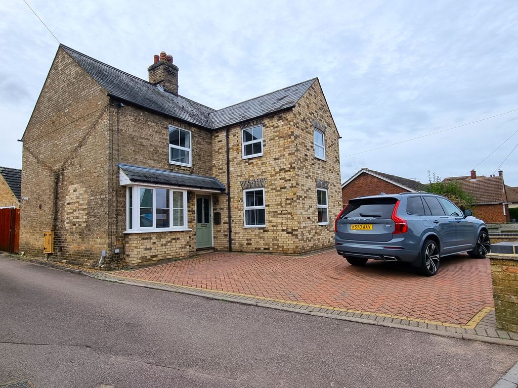 4 bed detached house to rent in Rook Tree Lane, Stotfold, Hitchin SG5