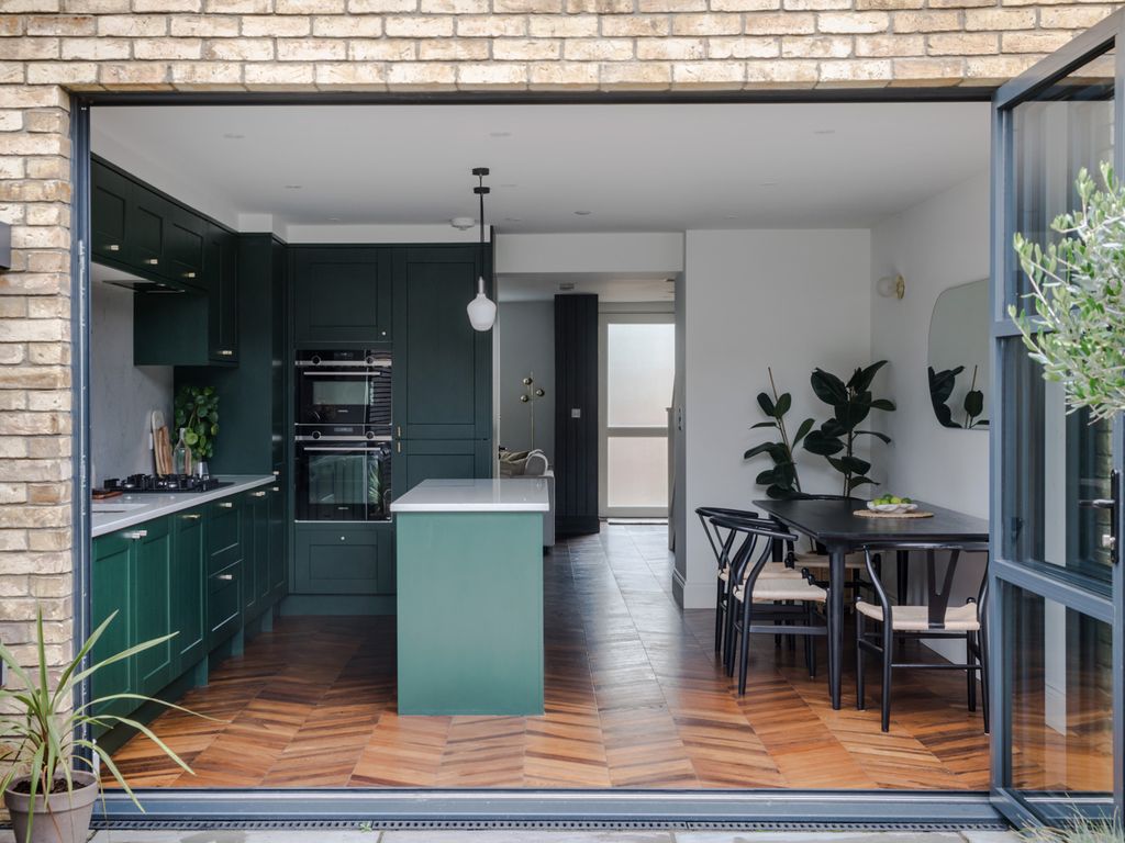 4 bed semidetached house for sale in Effingham Road, London SE12, £