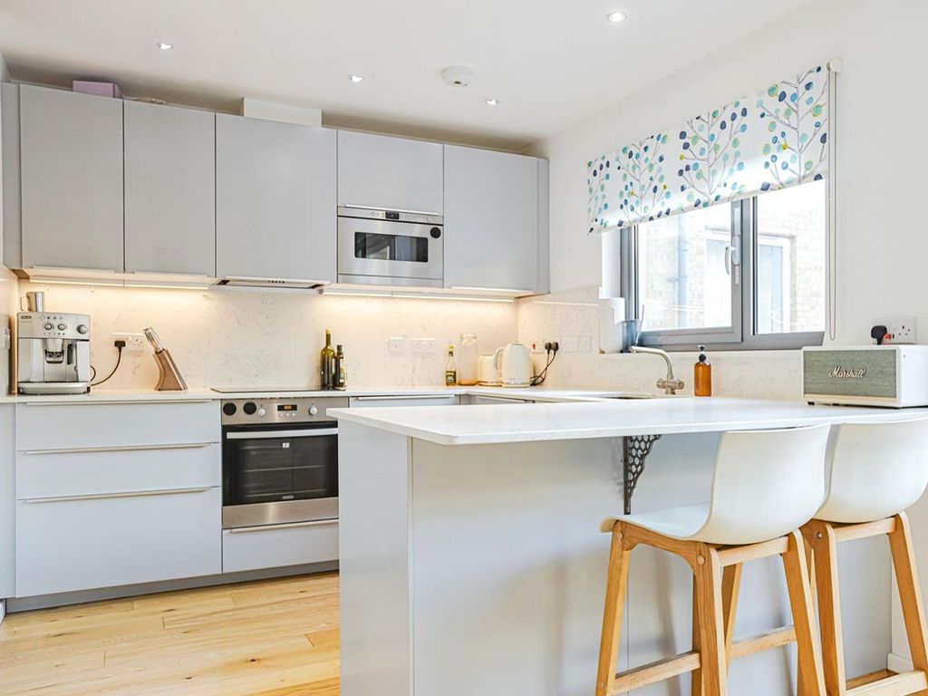 112 Gifford Street, Kings Cross N1  