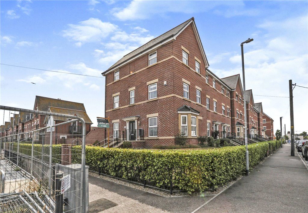 4 bed end terrace house for sale in Orford Road, Felixstowe, Suffolk