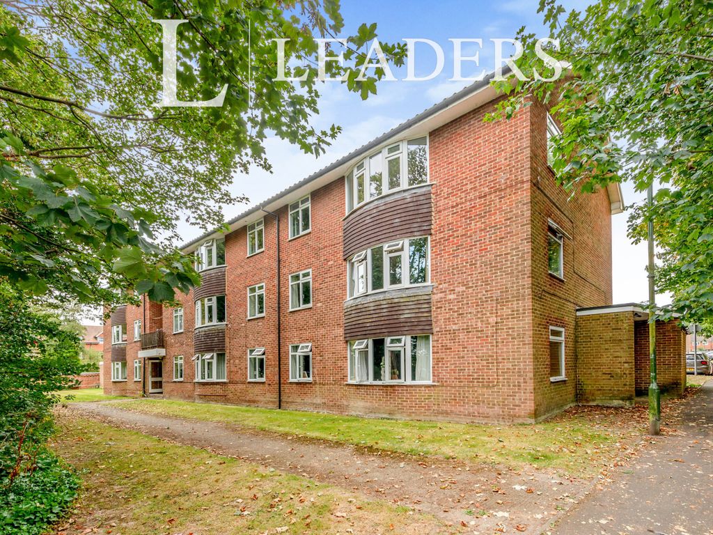 2 bed flat to rent in London Road, East Grinstead RH19, £1,500 pcm Zoopla