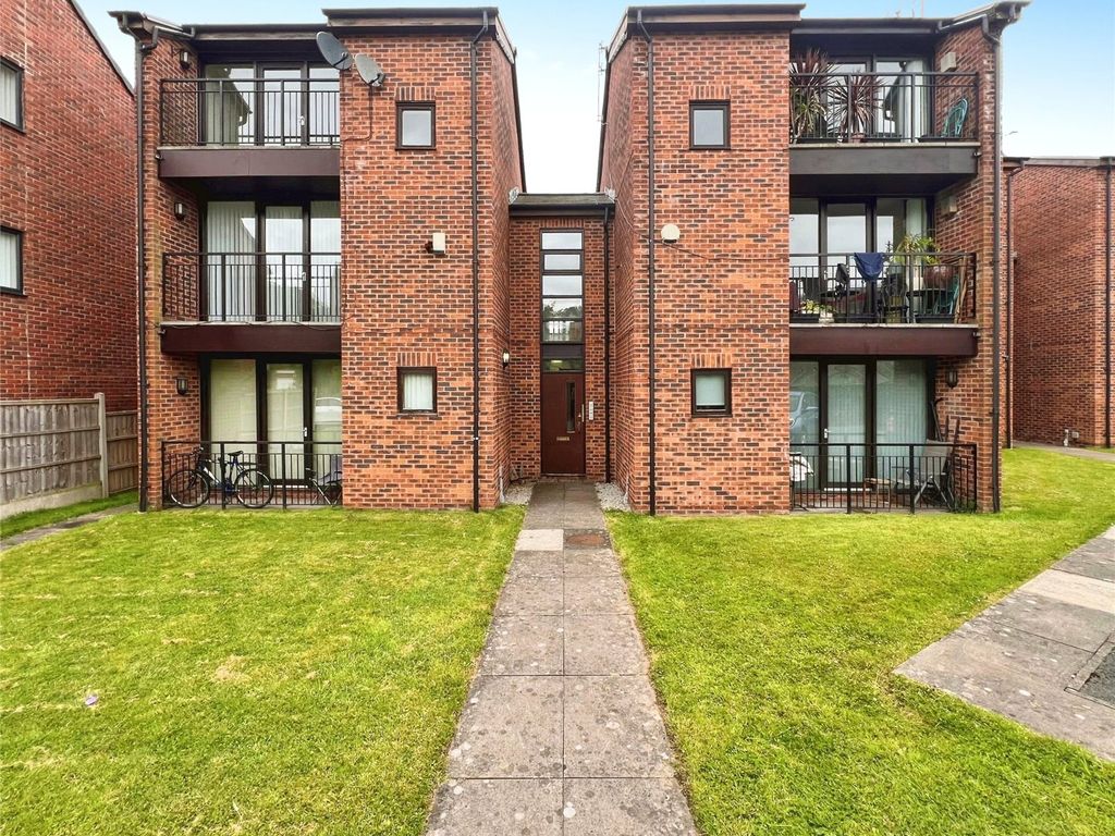 2 bed flat to rent in Deerbourne Close, Woolton Village, Liverpool L25