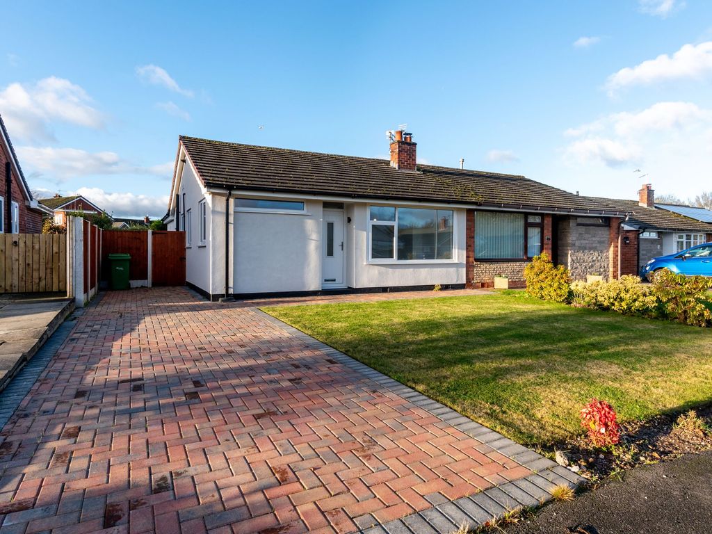 3 bed semidetached bungalow for sale in Sutton Avenue, Culcheth WA3, £