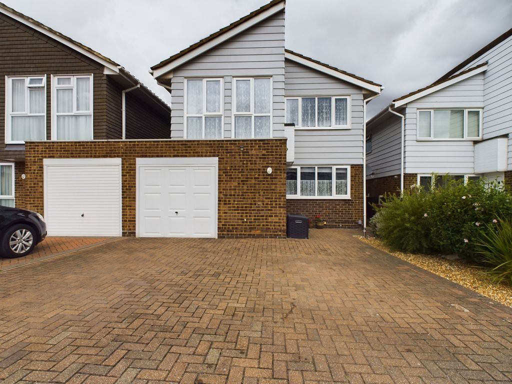 4 bed detached house for sale in Bartley Close, Benfleet SS7, £465,000