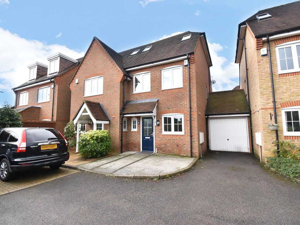 3 bed semidetached house to rent in Farm Close, Taplow, Maidenhead