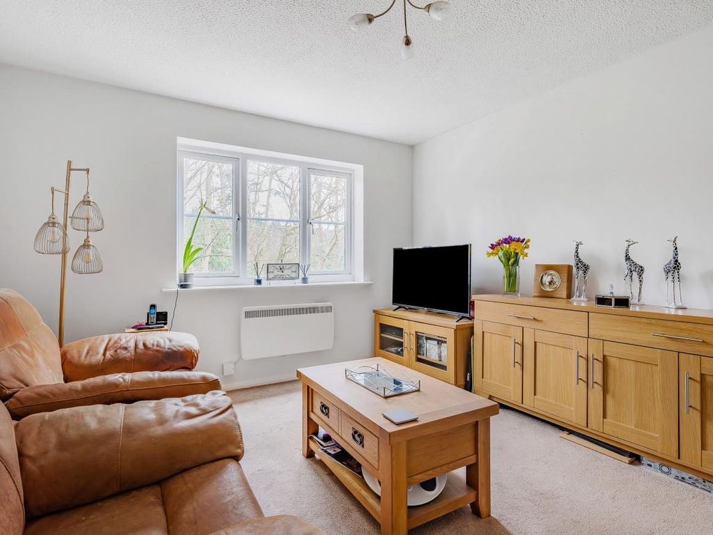 1 bed flat for sale in Albert Road, Bagshot GU19, £180,000 Zoopla