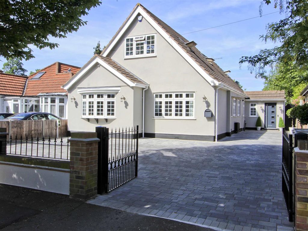 4 bed detached house for sale in Halford Road, Ickenham UB10, £