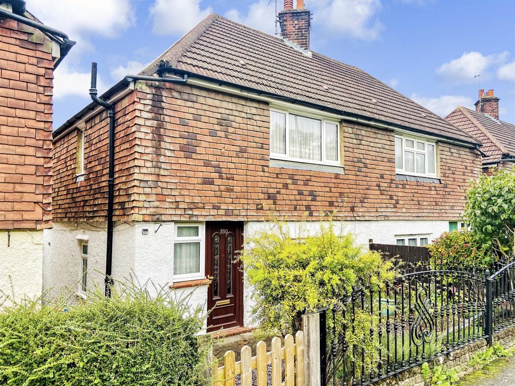 3 bed semidetached house to rent in Godstone Road, Kenley CR8, £2,000