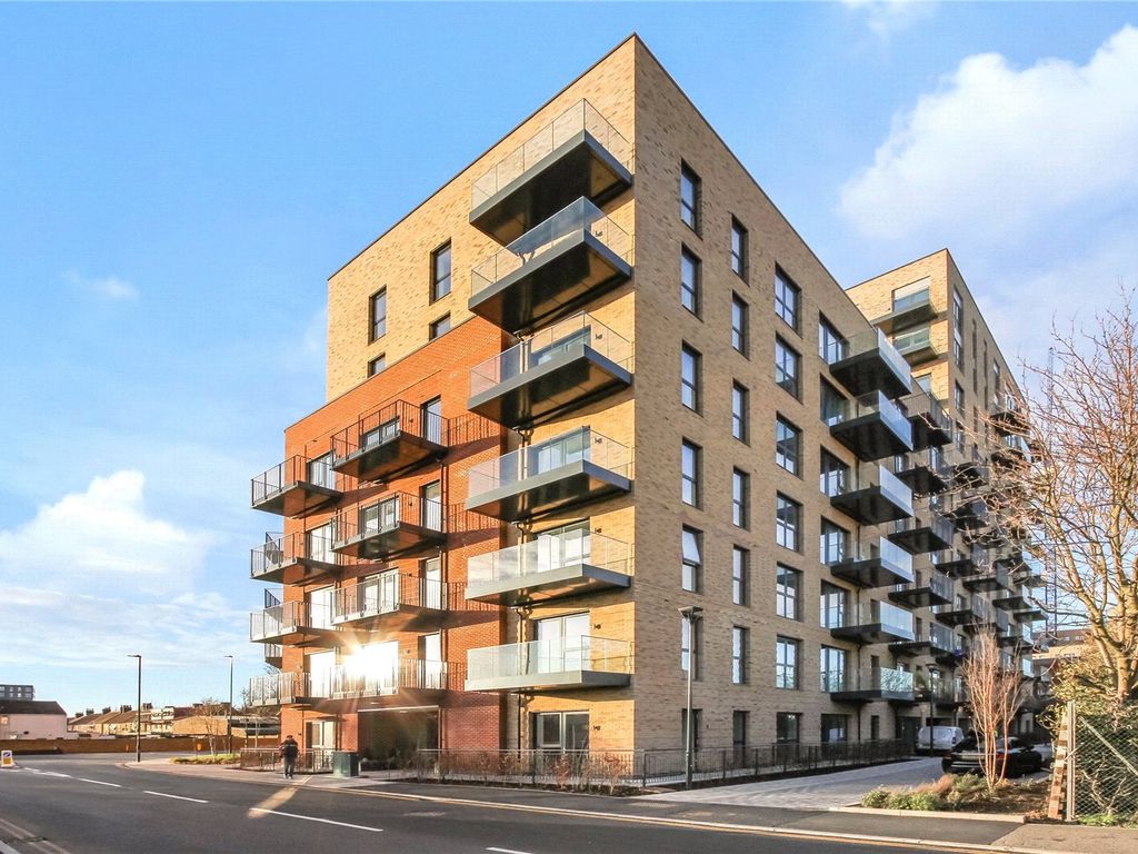 1 bed flat to rent in Samuelson House, Bridge Road, Southall, Uxbridge