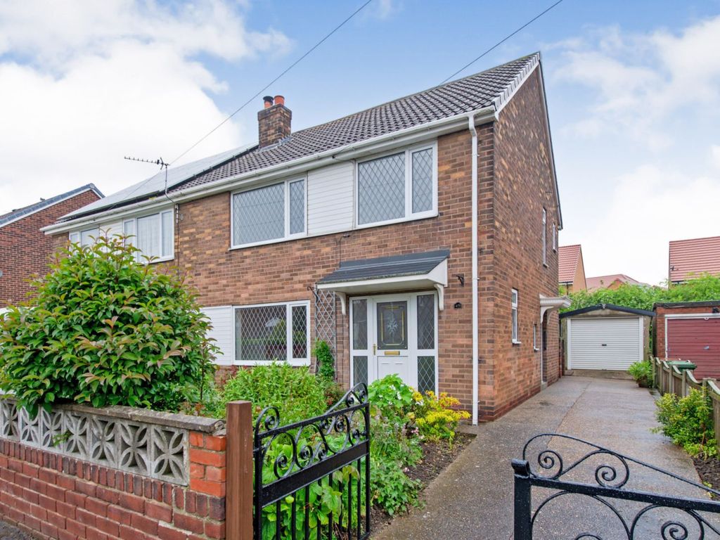 3 bed semidetached house for sale in South View Gardens, Pontefract