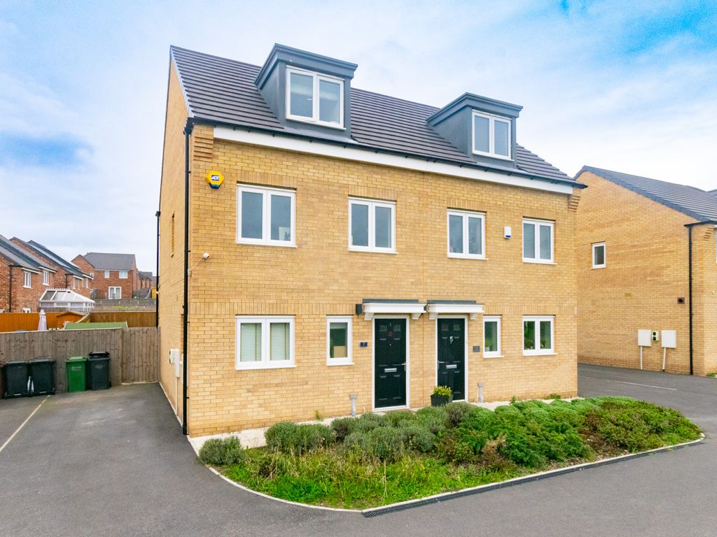 3 bed semidetached house for sale in Blencarn, Crescent, Leeds LS14, £