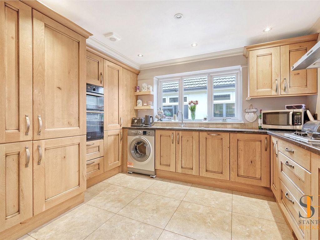 3 bed bungalow for sale in Canewdon Gardens, Wickford, Essex SS11, £