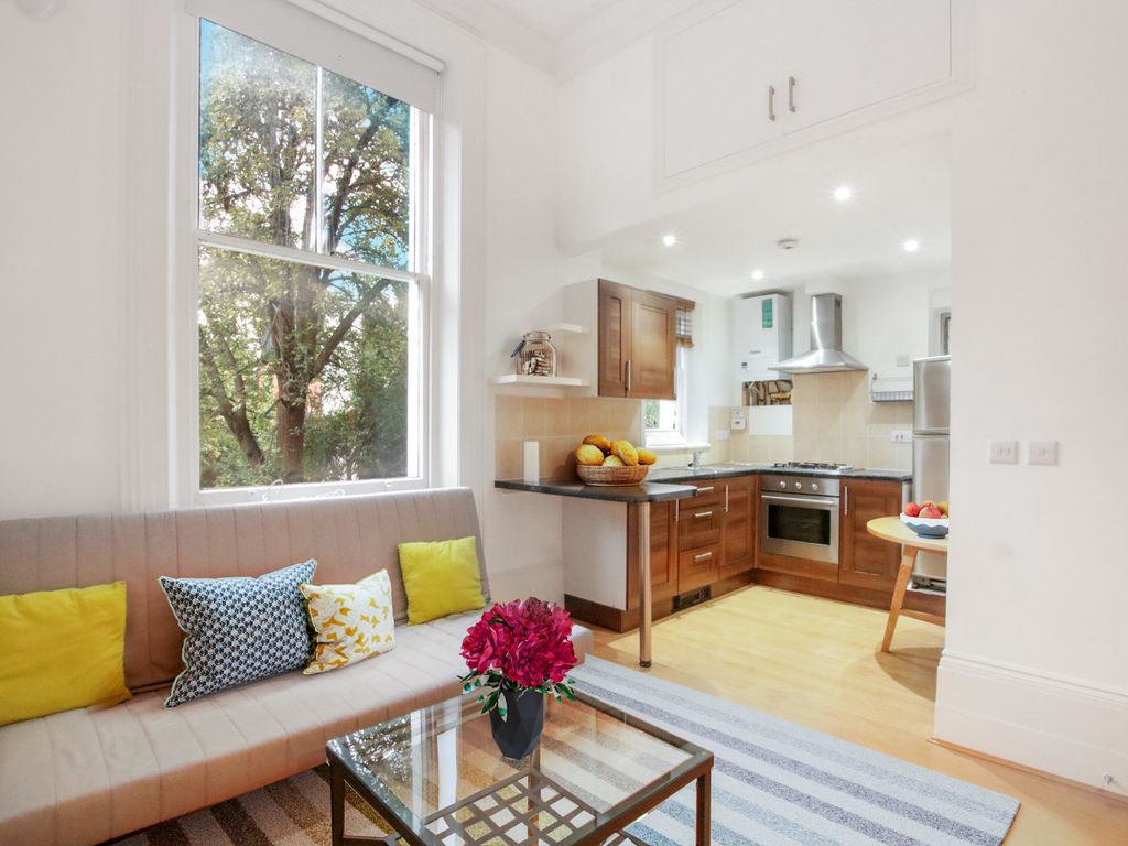 1 bed flat to rent in West Court, 2 Woodchurch Road, London NW6, £1,650