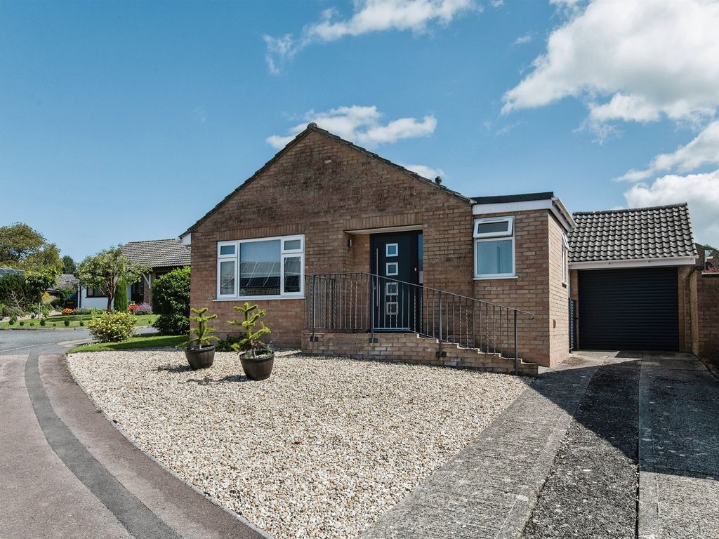 2 bed detached bungalow for sale in Fosseway Close, Axminster EX13, £