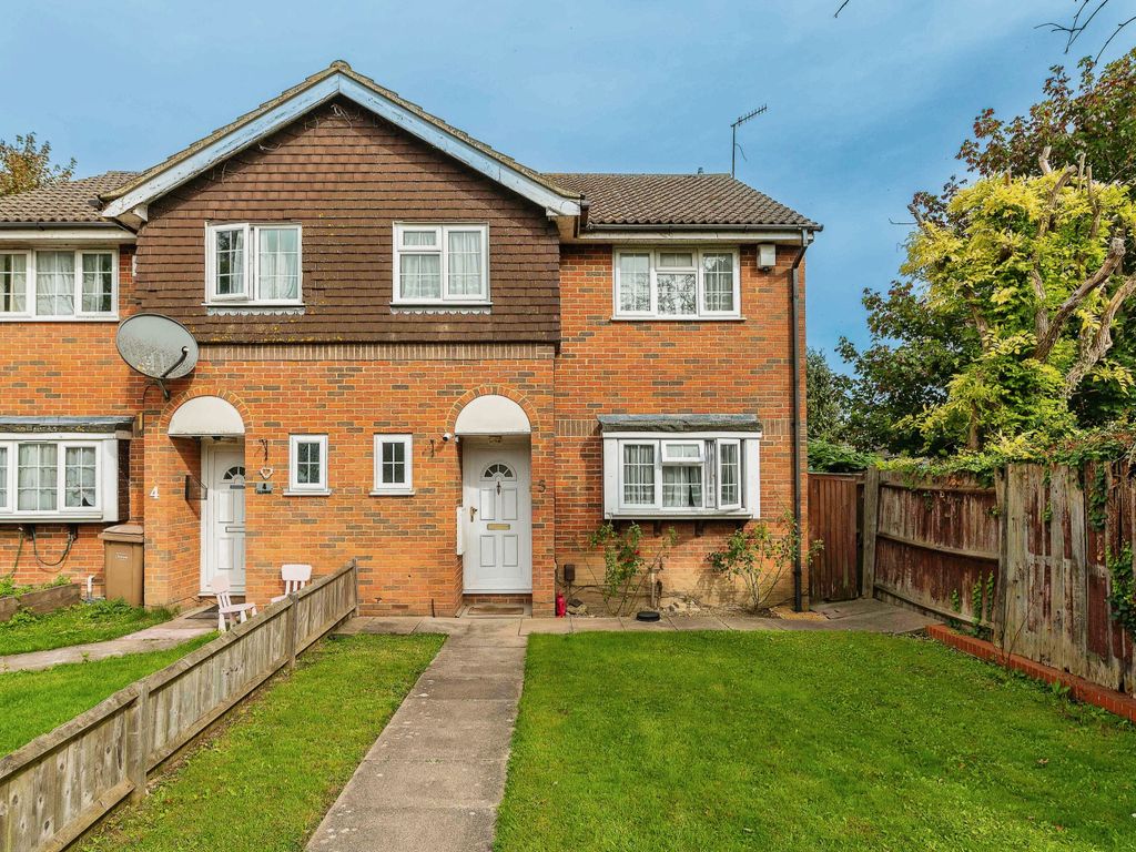 3 bed semidetached house for sale in Ellerdine, Luton, Bedfordshire
