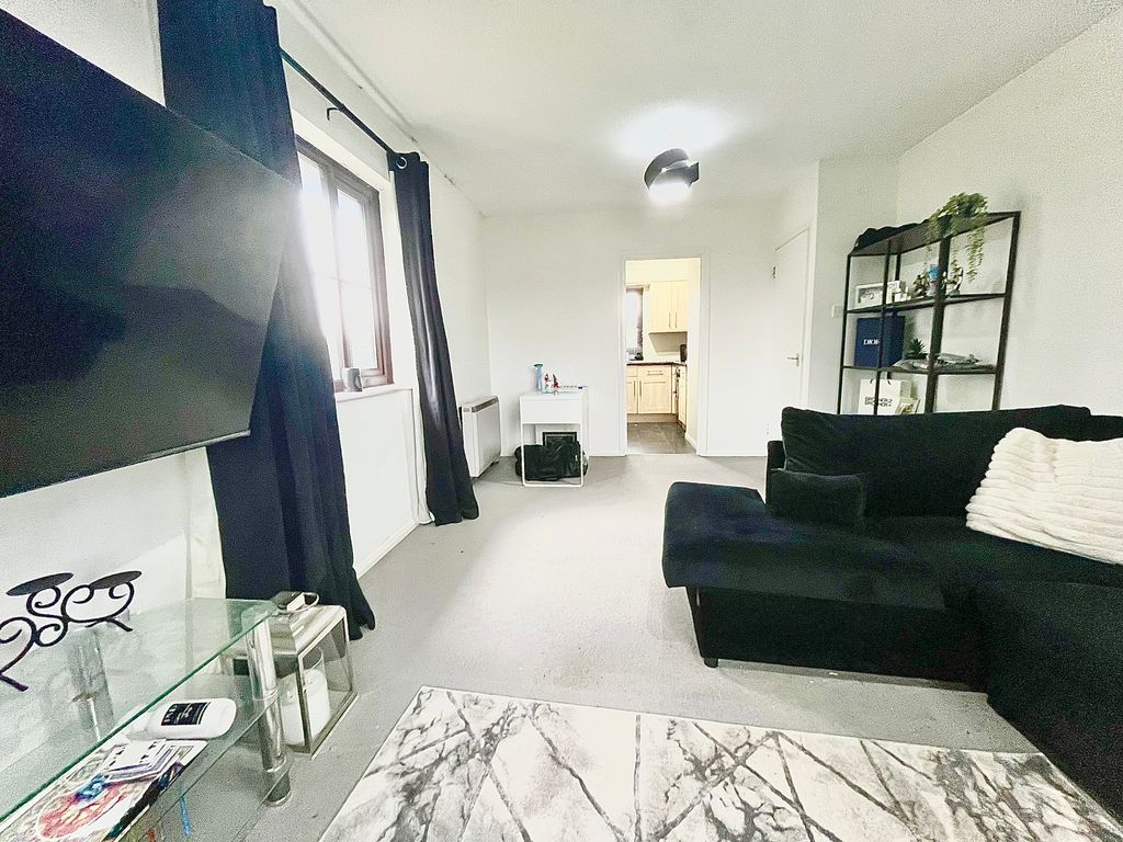 1 bed flat to rent in Godolphin Court, Brighton Road, Crawley RH10, £