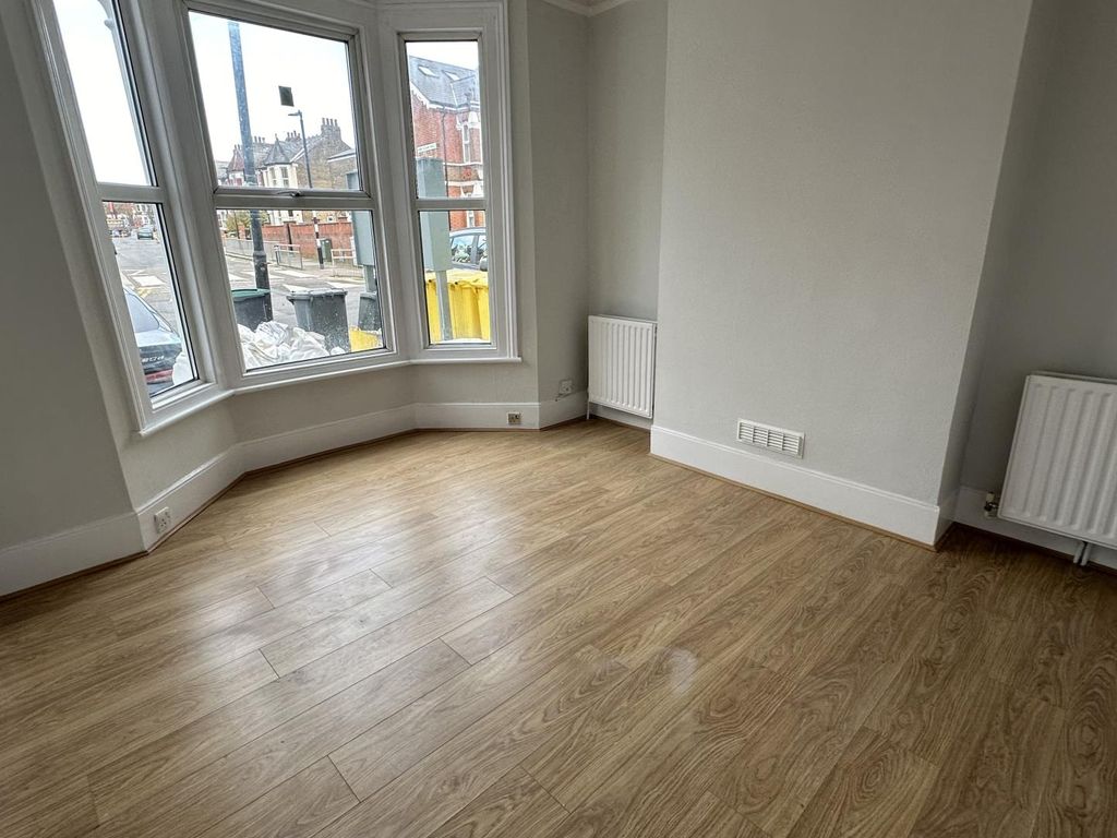 5 bed terraced house to rent in Philip Lane, Tottenham N15, £3,500 pcm