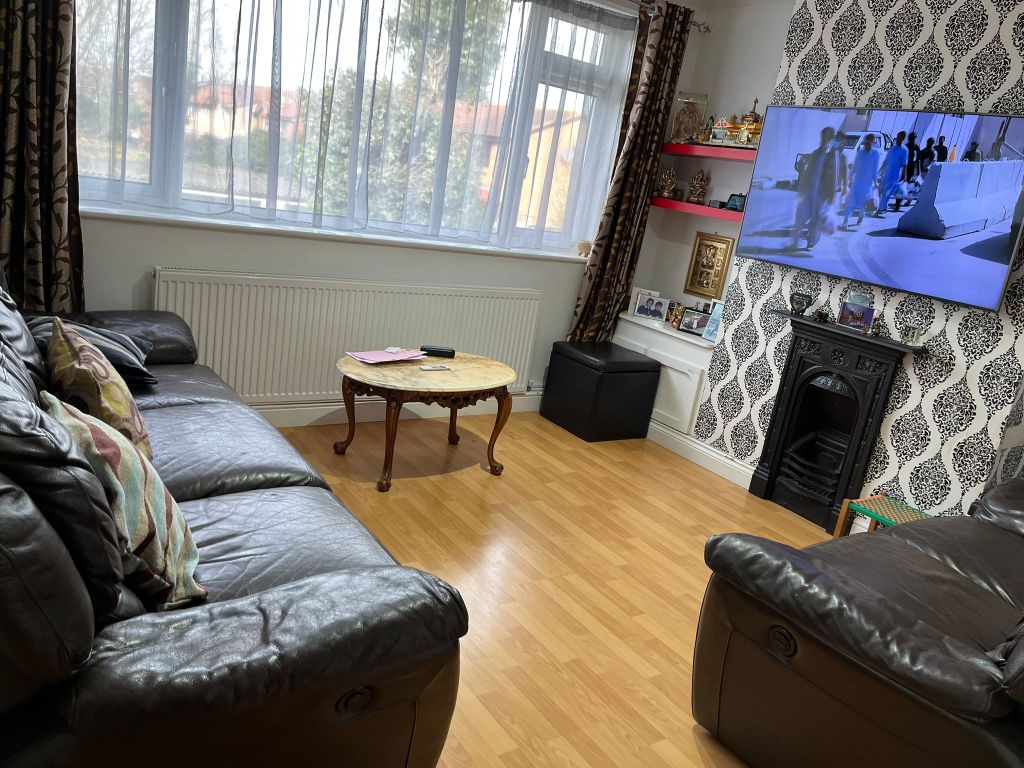 4 bed to rent in Kinfauns Road, Ilford IG3 Zoopla