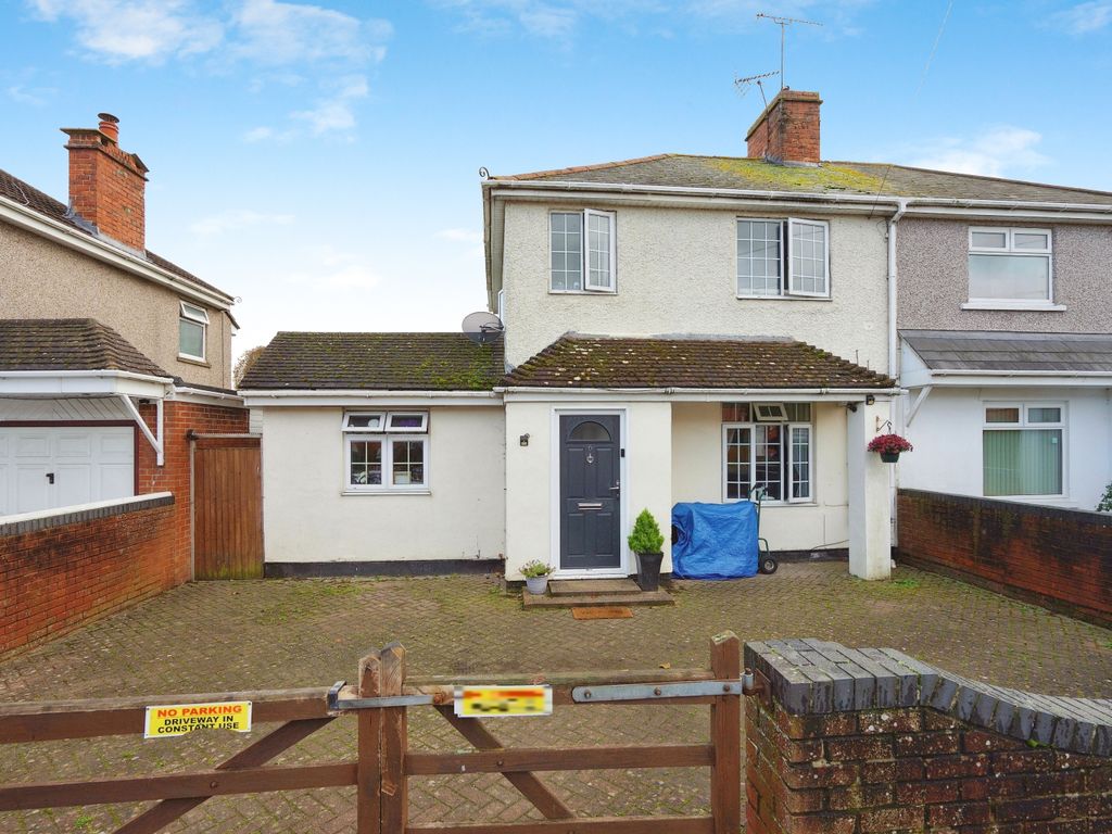 4 bed semidetached house for sale in Chestnut Avenue, Swindon SN2, £