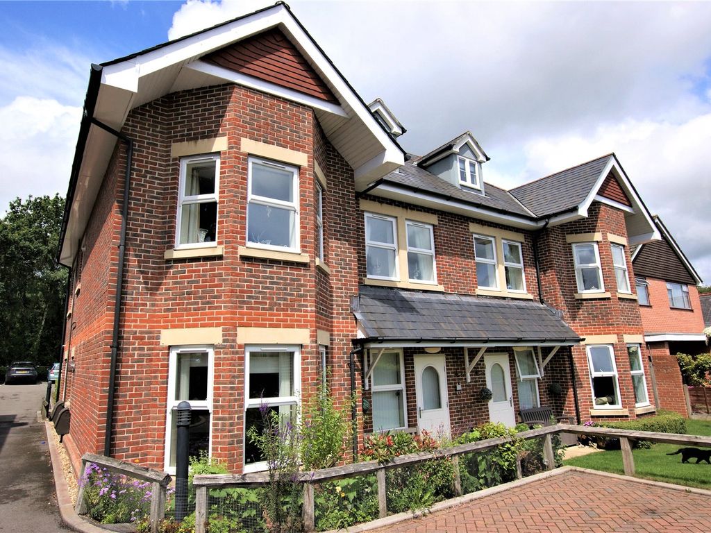 2 bed flat to rent in York Road, Broadstone, Dorset BH18, £1,075 pcm