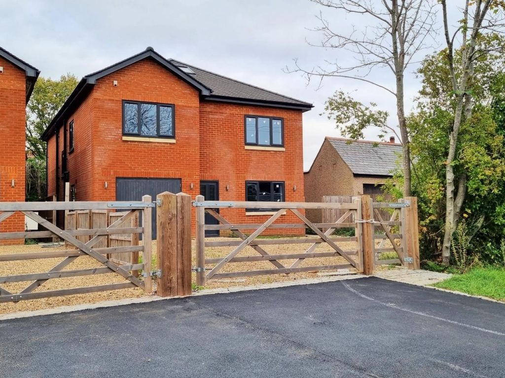 5 bed detached house to rent in Langley Park Road, Iver SL0, £3,500 pcm