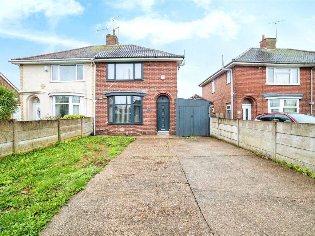 4 bed semidetached house for sale in Leamington Drive, SuttonIn