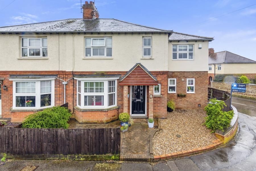 4 bed end terrace house for sale in Avenue Road, Finedon, Northants NN9