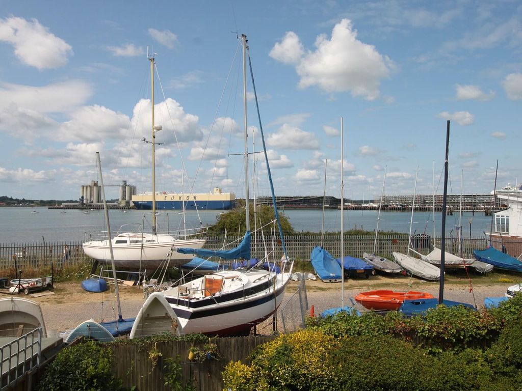 1 bed flat for sale in Dundonald Close, Woolston SO19, £175,000 Zoopla