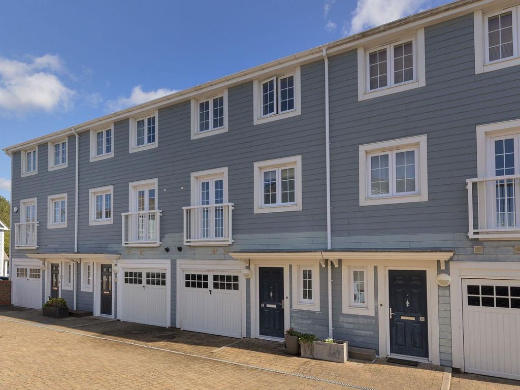 5 bed terraced house to rent in Higham Avenue, Snodland ME6, £2,200 pcm