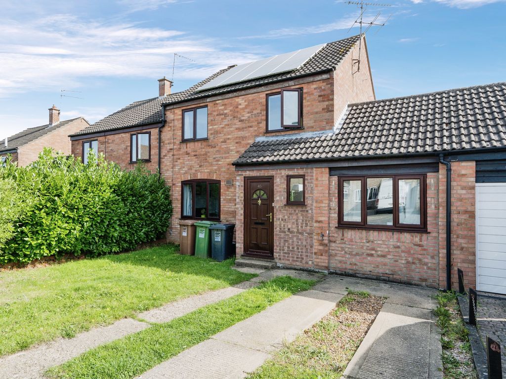 3 bed semidetached house for sale in Gwyn Crescent, Fakenham NR21, £