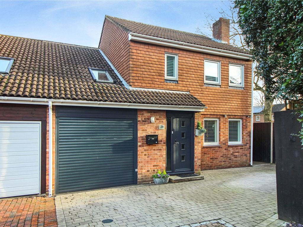 4 bed linkdetached house for sale in Locksley Close, Walderslade Woods