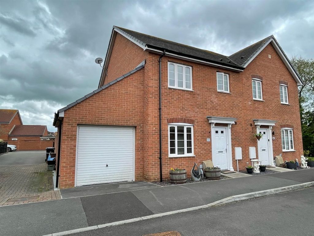 3 bed semidetached house for sale in Newton Close, Berrow Road