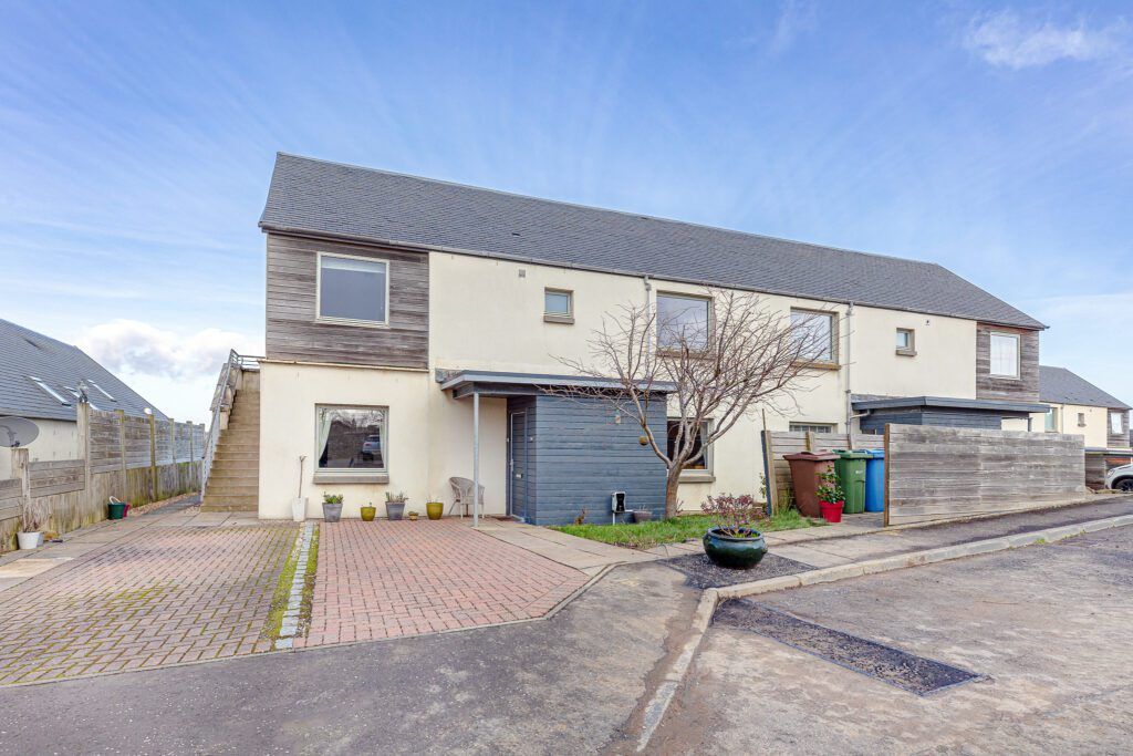 2 bed flat for sale in Canal Court, Threemiletown EH49, £200,000 Zoopla
