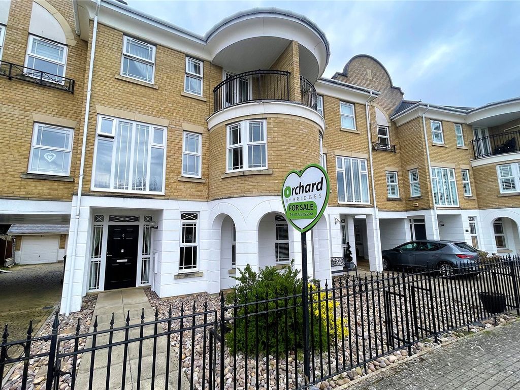 5 bed town house for sale in Dettingen Crescent, Deepcut, Camberley