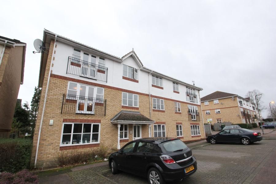 2 bed flat to rent in Alexandra Gardens, Knaphill, Woking GU21, £1,250