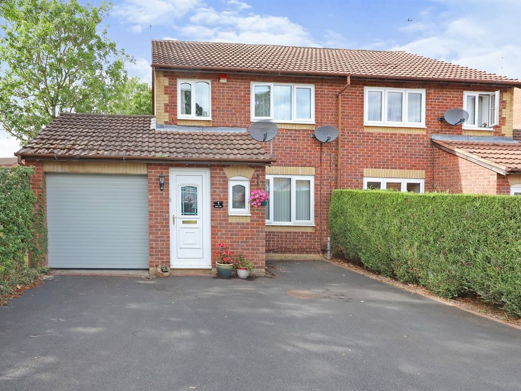 3 bed semidetached house for sale in Barn Owl Place, Kidderminster