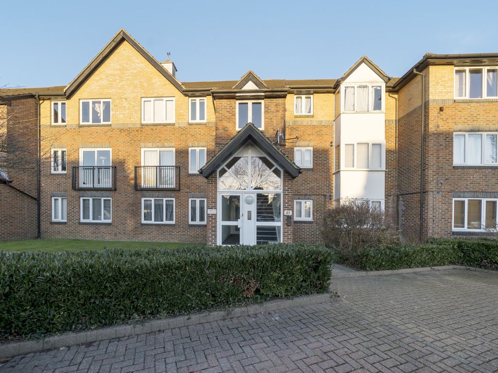 2 bed flat to rent in Cotswold Way, Worcester Park, Surrey KT4, £1,600
