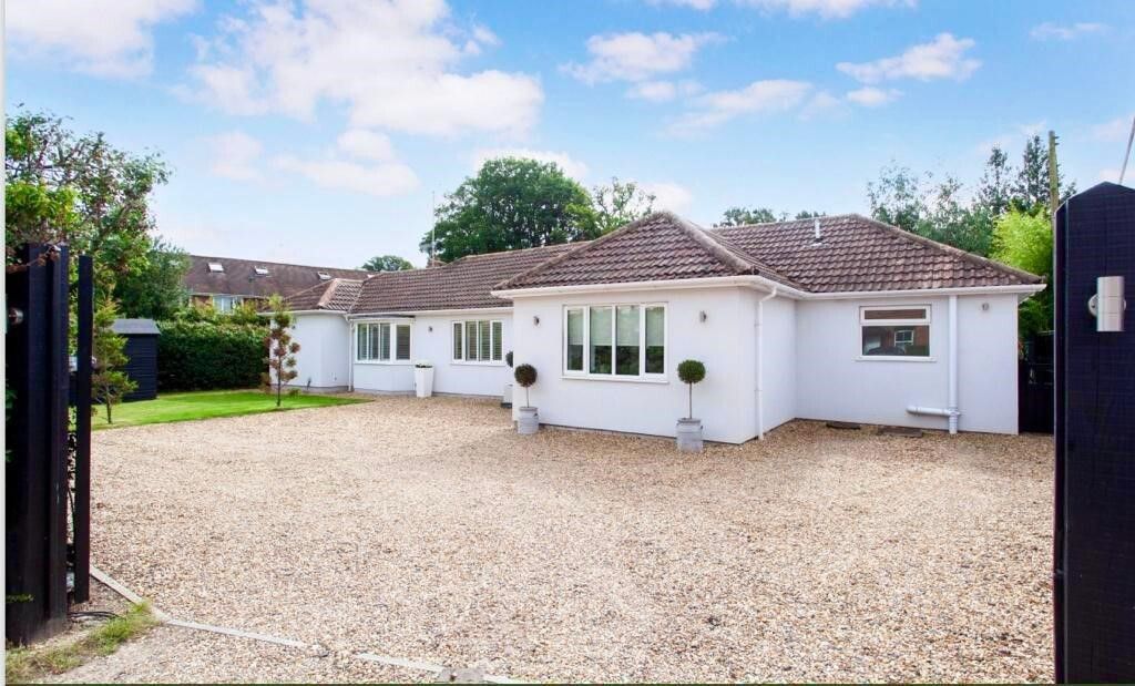 4 bed bungalow for sale in Stoke Row, HenleyOnThames, Oxfordshire RG9