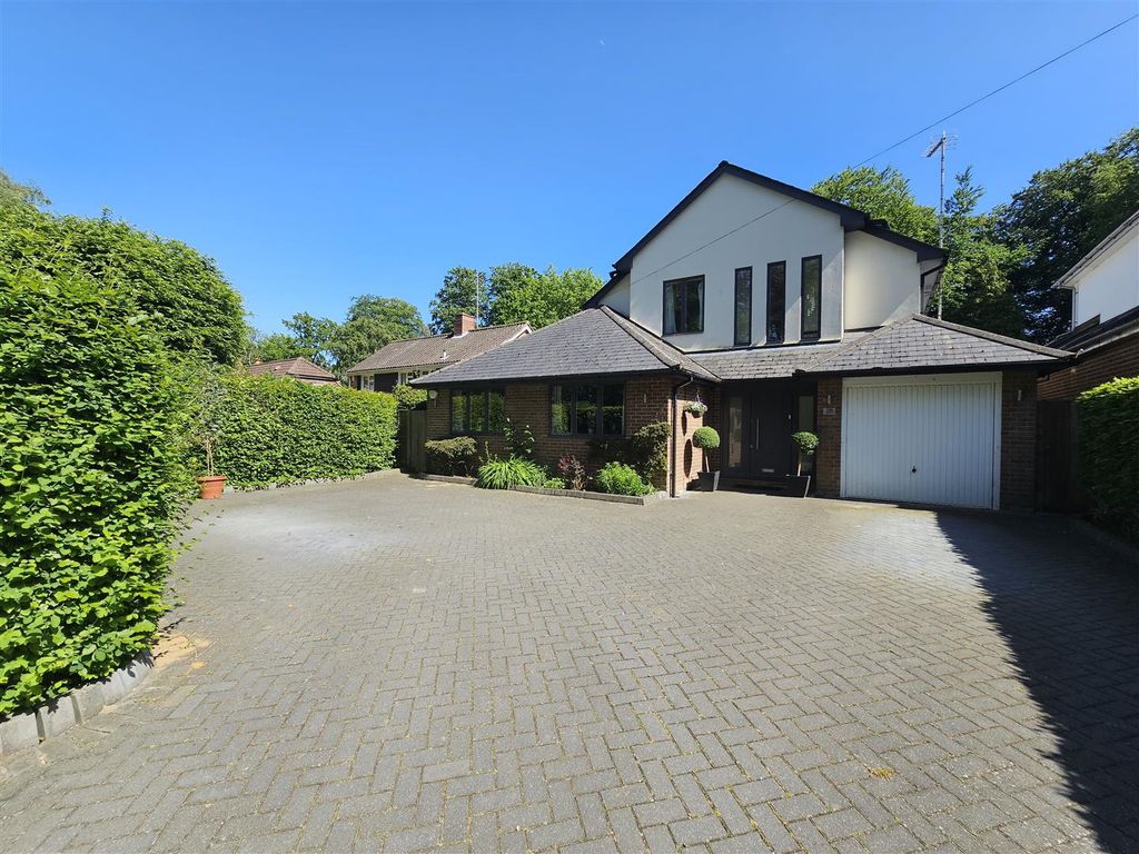 5 bed detached house for sale in Grovewood Close, Chorleywood