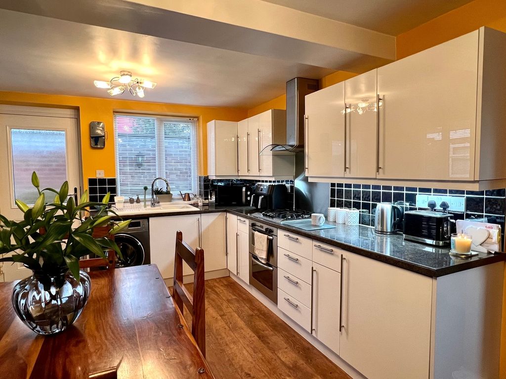 3 bed bungalow to rent in Fulford Way, Conisbrough, Doncaster DN12, £