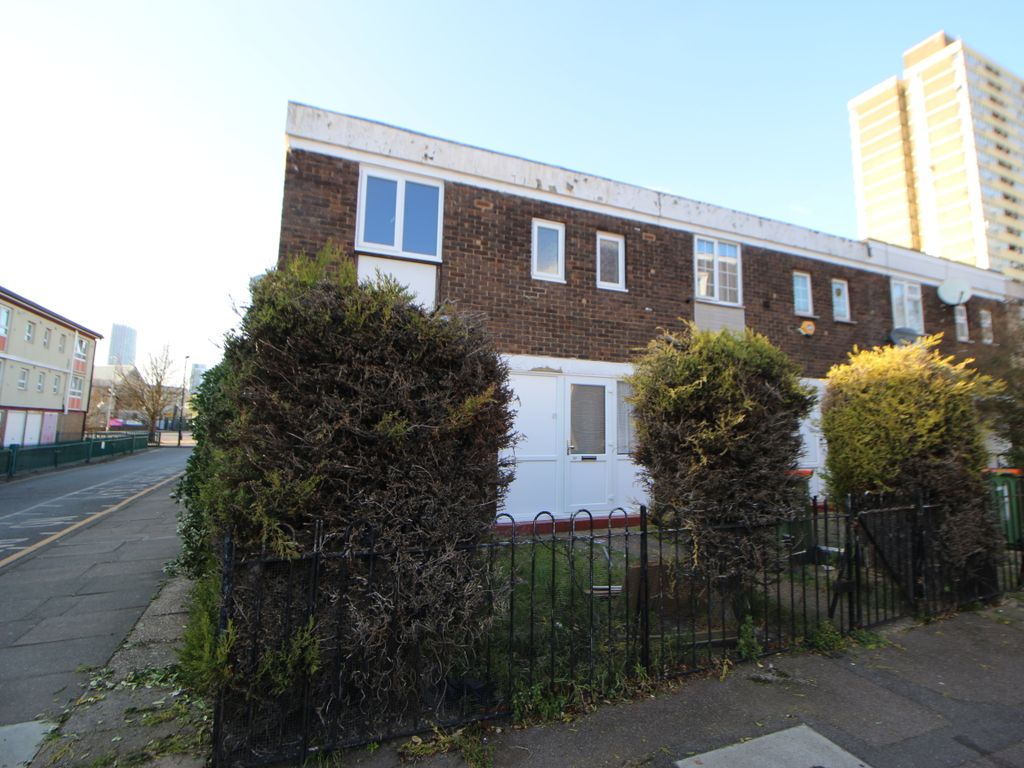 3 bed end terrace house to rent in Worthing Close, London E15, £2,200