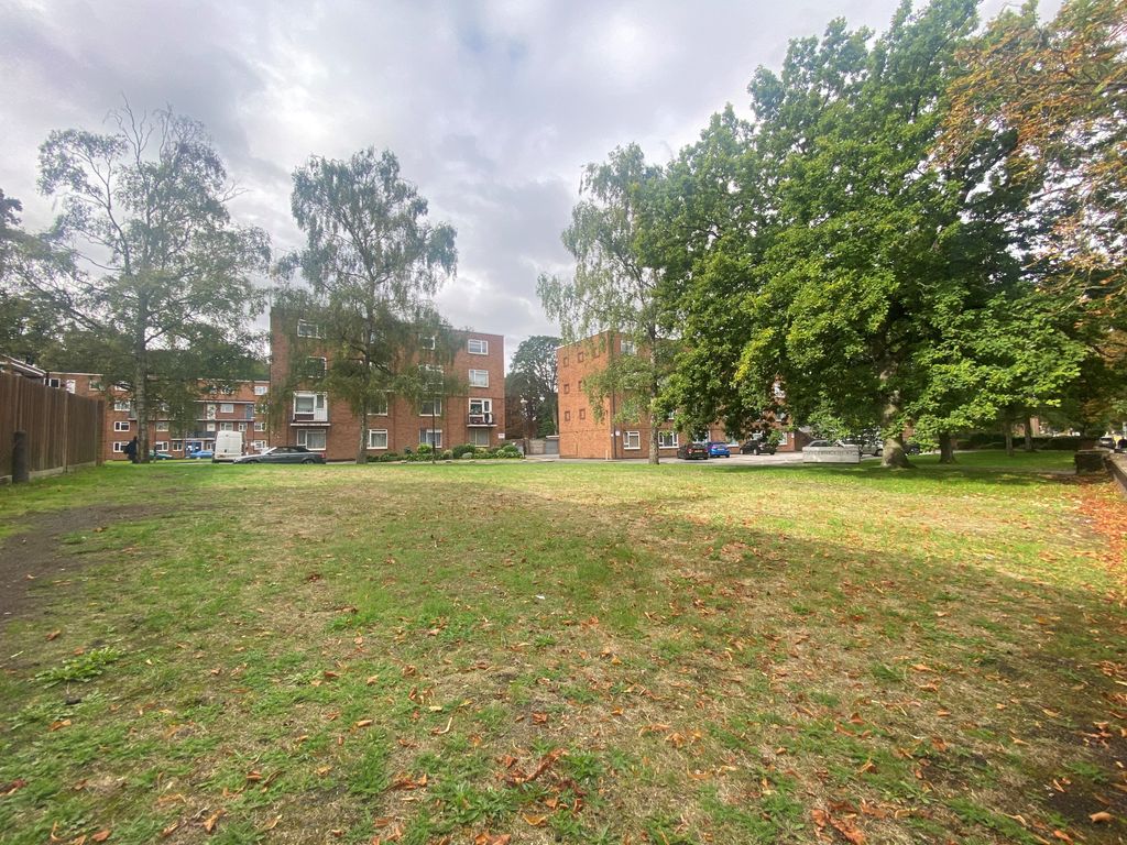 Studio to rent in High Street South, Dunstable LU6, £700 pcm Zoopla