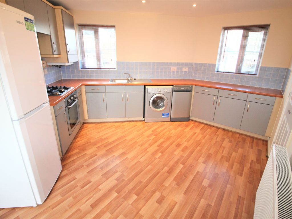 3 bed semidetached house to rent in Glenville Road, Salford M8, £1,400