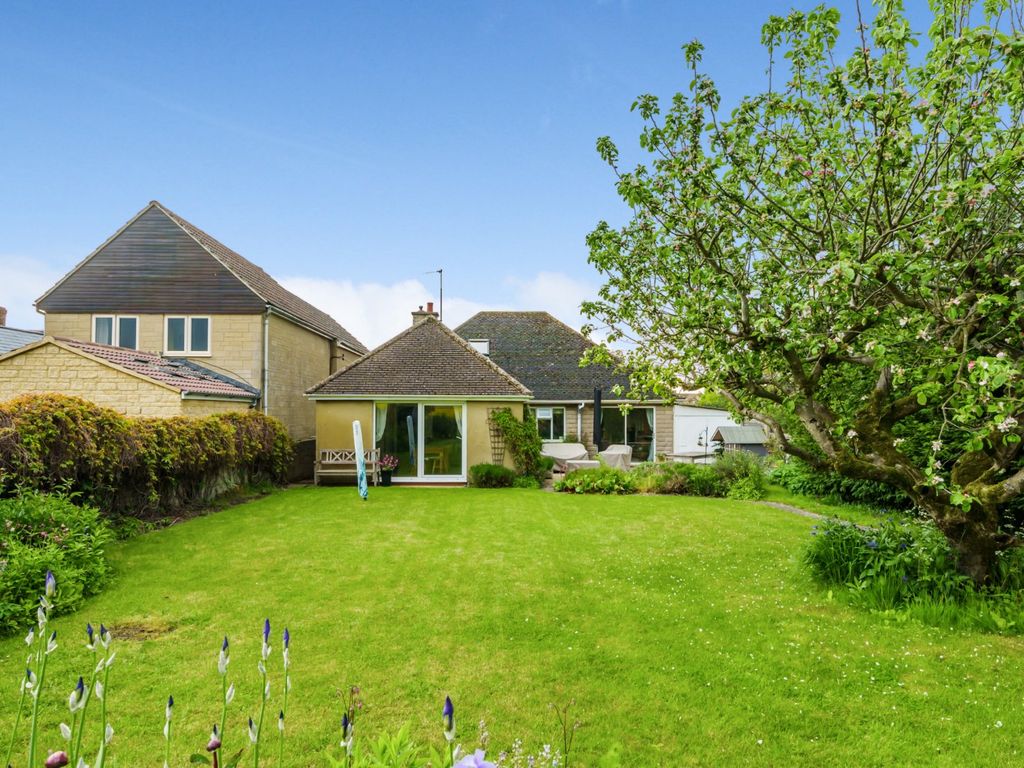 4 bed bungalow for sale in West End Gardens, Fairford GL7, £635,000 Zoopla