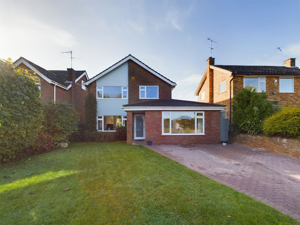 4 bed detached house for sale in Broughton Avenue, Broughton, Aylesbury