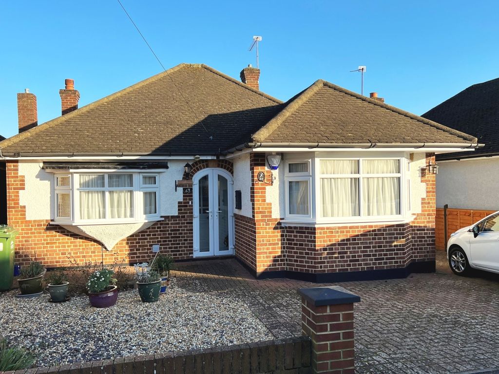 2 bed detached bungalow for sale in Penton Avenue, StainesUponThames
