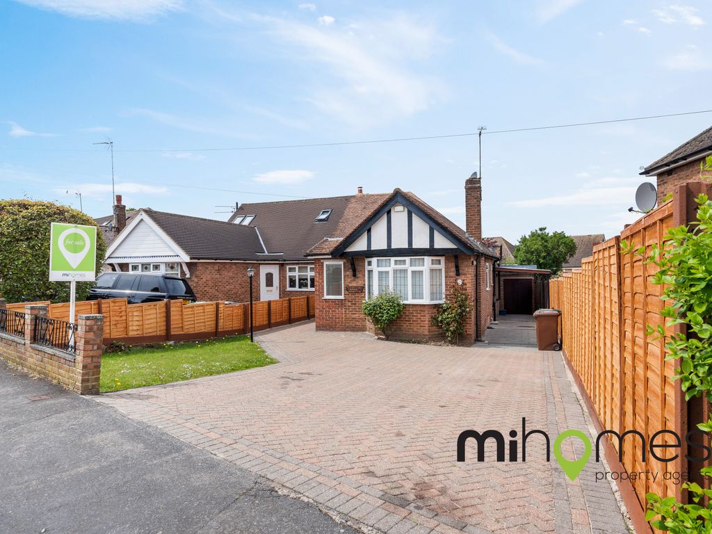 3 bed detached bungalow for sale in Oulton Crescent, Potters Bar EN6