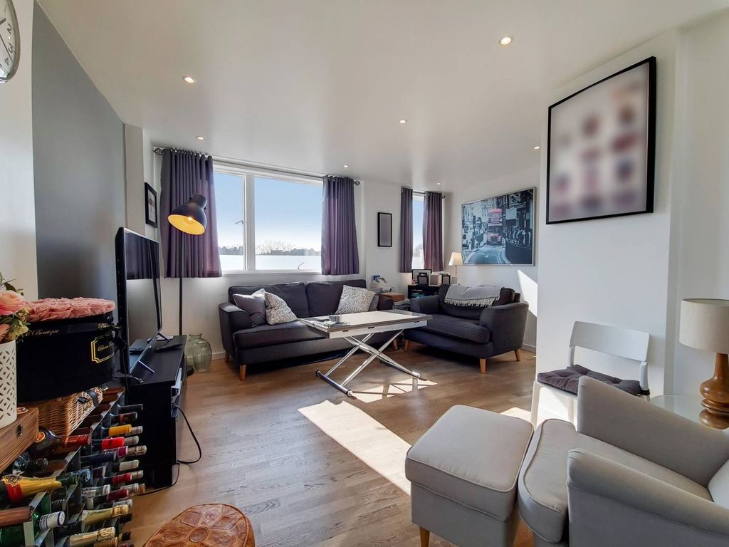 2 bed flat for sale in Holloway Road, Highbury And Islington, London N7