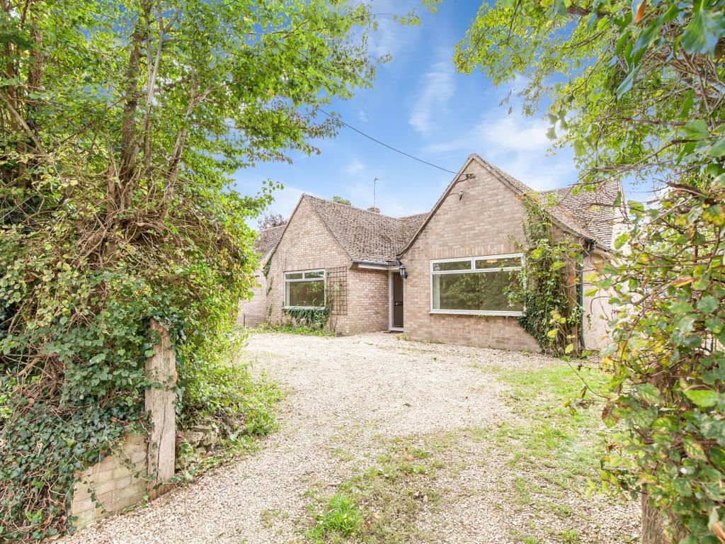 4 bed bungalow to rent in Latchford Lane, Great Haseley, Oxford OX44, £