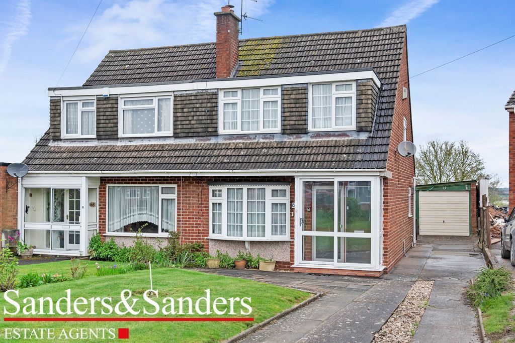 3 bed semidetached house for sale in St. Judes Avenue, Studley B80, £